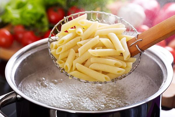 Pasta: mettere il coperchio all’acqua che bolle vale tre ricariche del cellulare