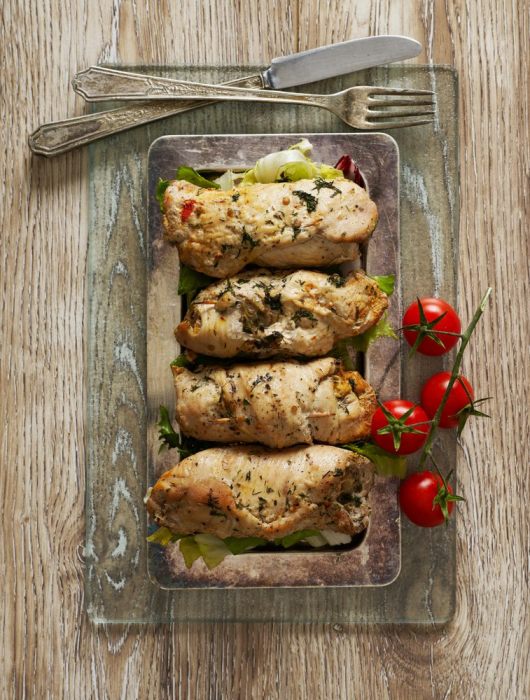 involtini cotti su un piatto di portata
