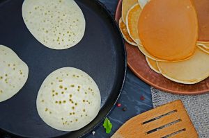 pancake in padella che fanno le bollicine