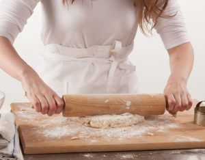 donna che stende la pasta frolla