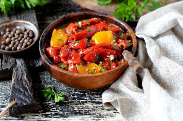 ciotola con peperoni al forno tagliati e conditi