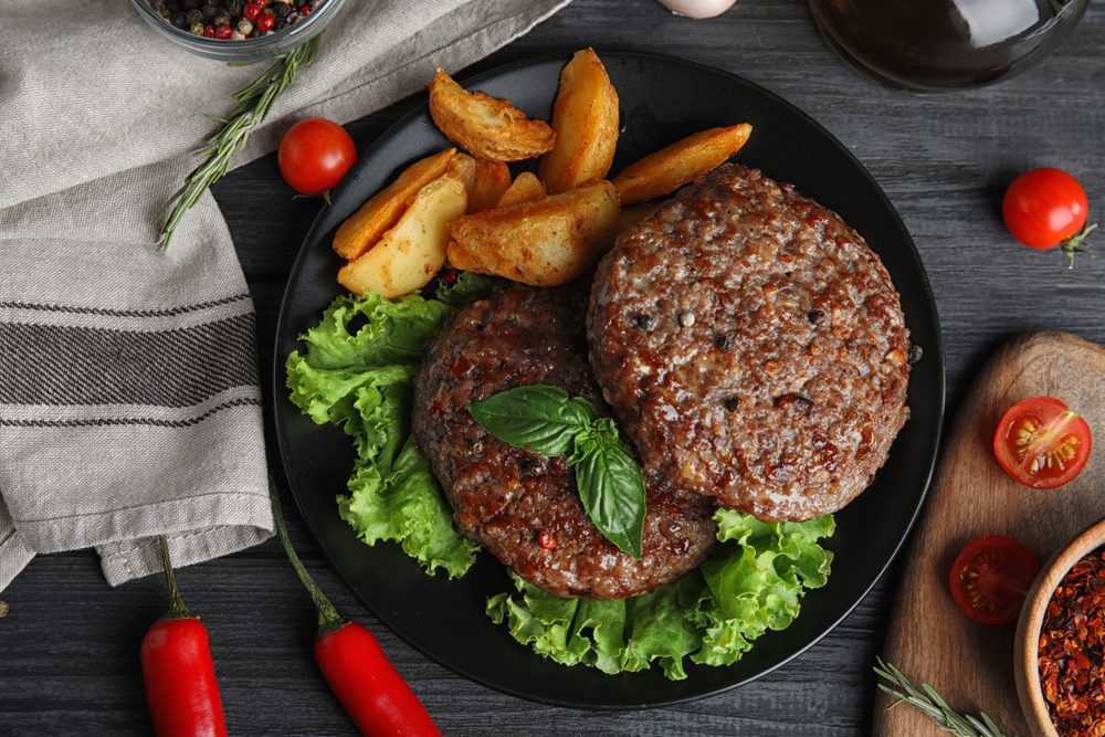 UK: hamburger a 25 euro in hotel con 2 euro per togliere un ingrediente? La polemica