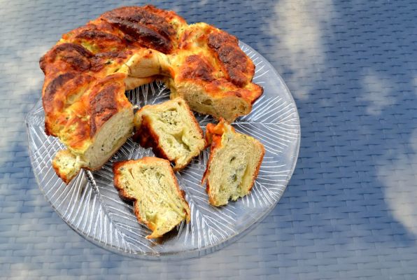 babà rustico su un piatto di portata e affettato