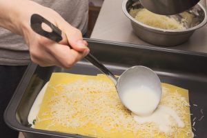 besciamella messa sulle lasagne