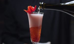champagne aggiunto al cocktail rossini
