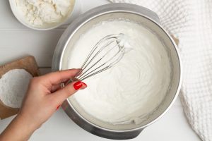 ricotta emscolata con le uova con una frusta