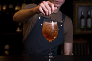 barman mescola lo spritz