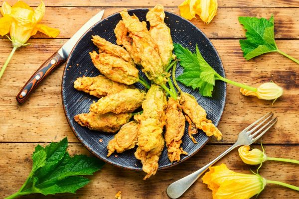 fiori di zucca fritti in un piatto