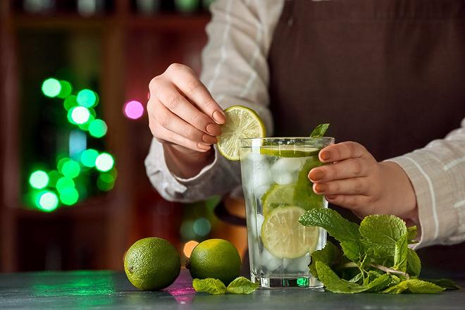 mojito decorato con fetta di lime