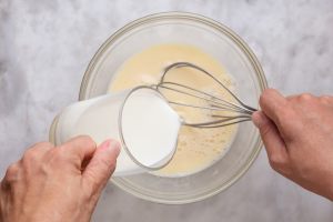 uova, latte e panna in una ciotola