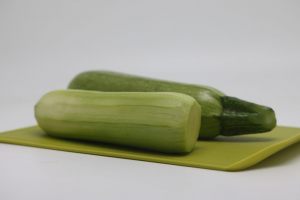 zucchine al vapore chiare su tagliere