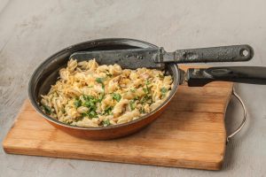 padella con fusilli e ricotta e agretti saltati