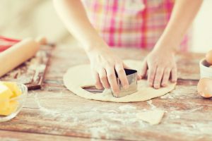 mani che tagliano i biscotti