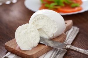 mozzarella affettata su tagliere