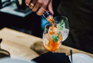 aperol aggiunto a due bicchieri di ghiaccio