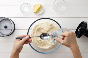 farina e acqua mescolati in una ciotola