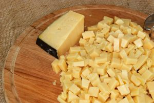 formaggio tagliato a cubetti