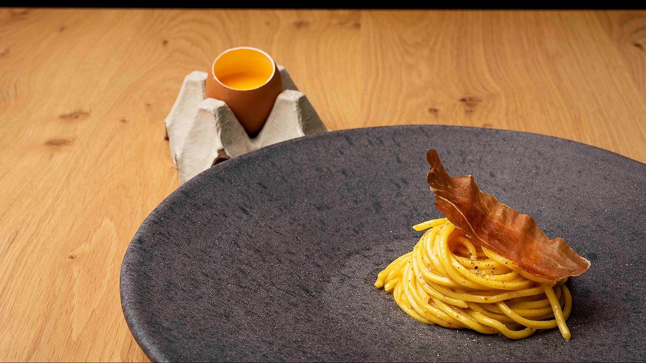 “Carbonara au Koque” di Marco Sacco: la carbonara che sa di Piemonte