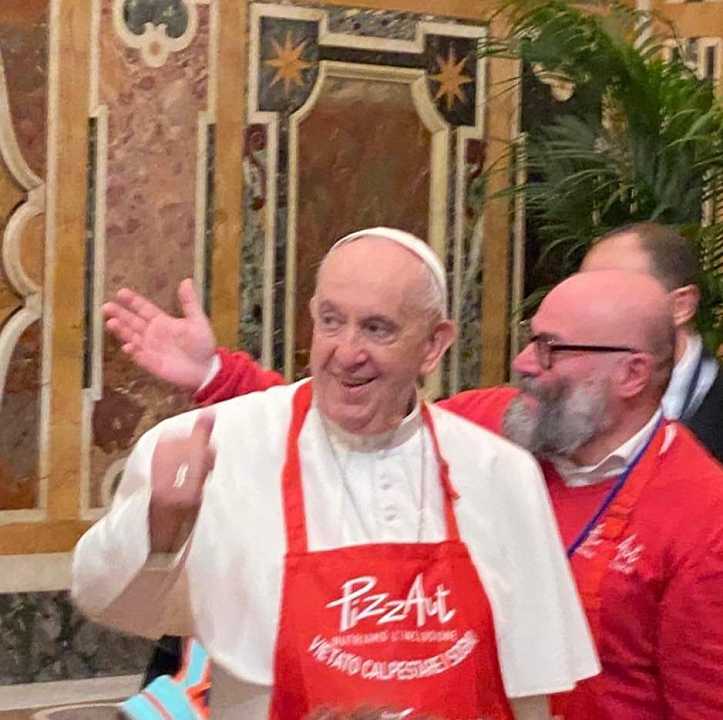 Papa Francesco indossa il grembiule rosso di PizzAut: “Che emozione incontrare il Santo Padre”