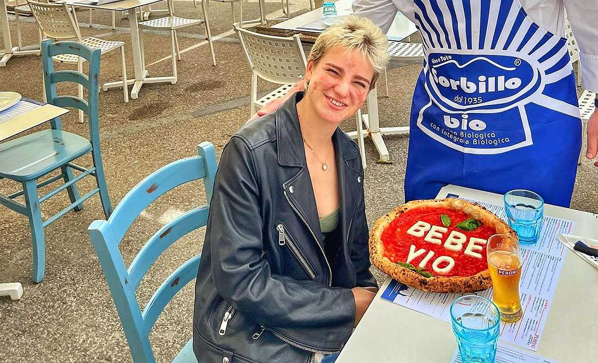 Napoli: Bebe Vio avvistata mentre fa colazione con una pizza da Sorbillo