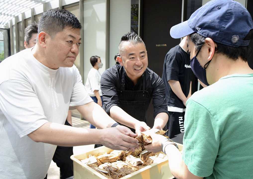 Giappone: chef stellato raccoglie donazioni per l’Ucraina in cambio di polpette di riso