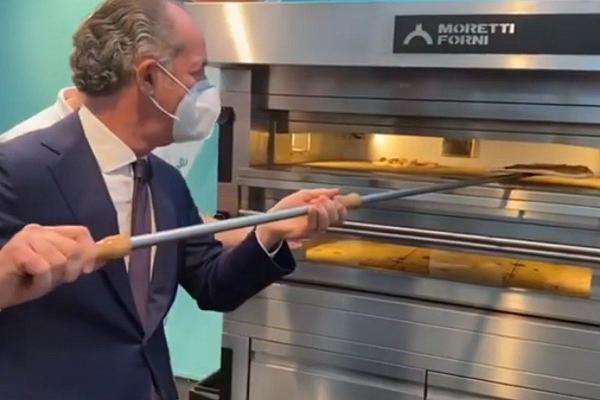 Luca Zaia si improvvisa pizzaiolo in un video su Instagram