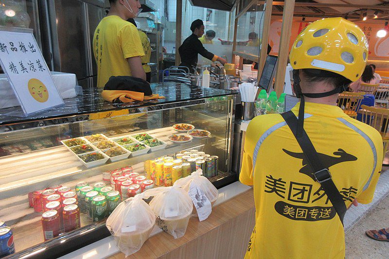 Shangai, manca il cibo e il governo chiede aiuto al colosso del food delivery Meituan