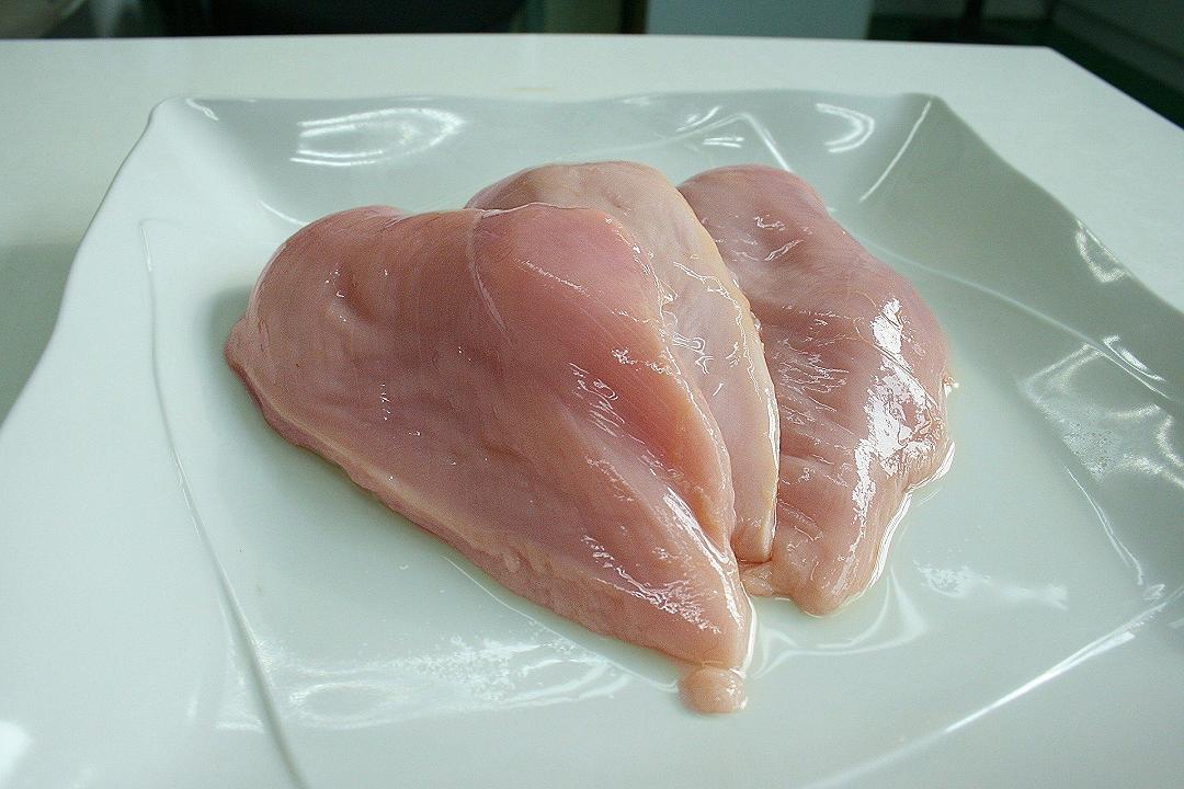 Pollo del supermercato: un terzo dei campioni è contaminato da Salmonella, secondo Il Salvagente