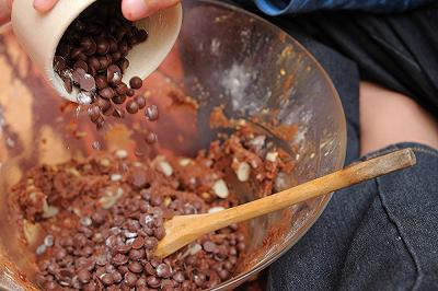 Aggiungete la cannella e il cioccolato