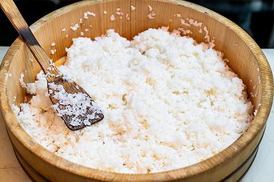 Fate raffreddare il riso e conditelo