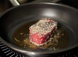 filetto di tonno con semi di sesamo, scottato in padella