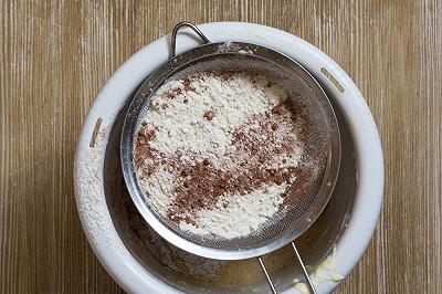Setacciate la farina con il cacao, il sale e lo zucchero