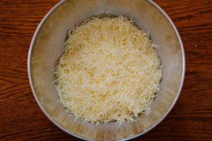 formaggio grattugiato in una ciotola