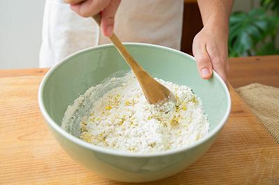 Mescolate le farine, lo zucchero e il sale