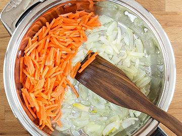 Scaldate il burro e rosolate cipolla e carota
