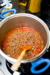 salsiccia e passata di pomodoro aggiunti in pentola
