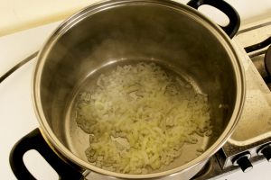 cipolla tritata rosolata nel burro in tegame