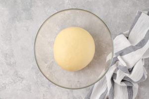 impasto a lievitare in una ciotola