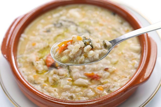 zuppa di fatto nel piatto di coccio