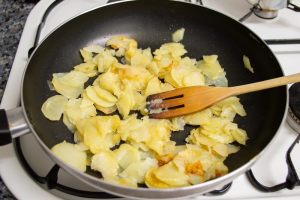 patate e cipolle cotte in padella antiaderente