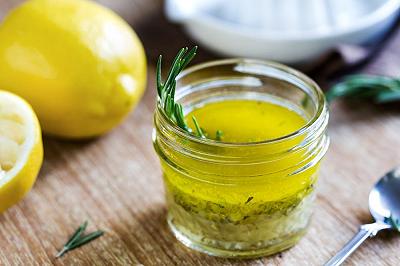 Mescolate l'olio con il limone