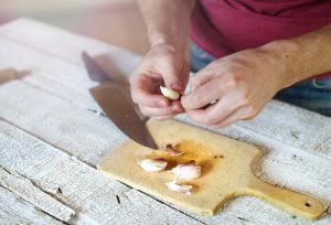 aglio sbucciato su tagliere