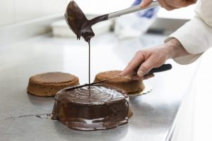 ganache versata sugli strati di torta al cioccolato