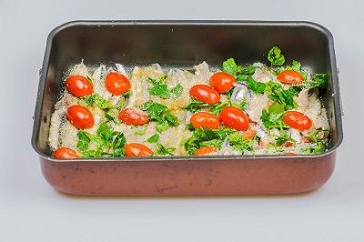 Aggiungete aglio, pomodorini e prezzemolo