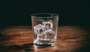 bicchiere con cubetti di ghiaccio