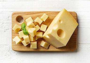 Tagliate il formaggio a cubetti