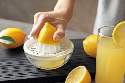 Spremete il limone e filtratelo
