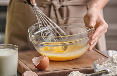 Sbattete le uova con latte, sale e pepe
