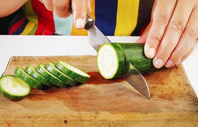 Spuntate e tagliate le zucchine