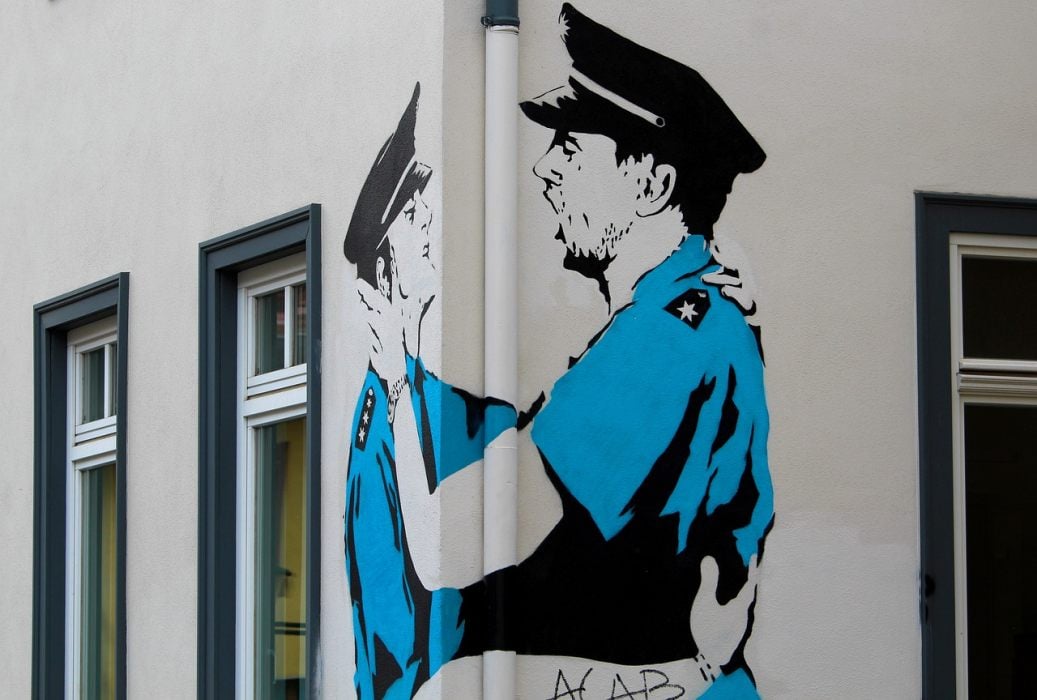 gay murales polizia